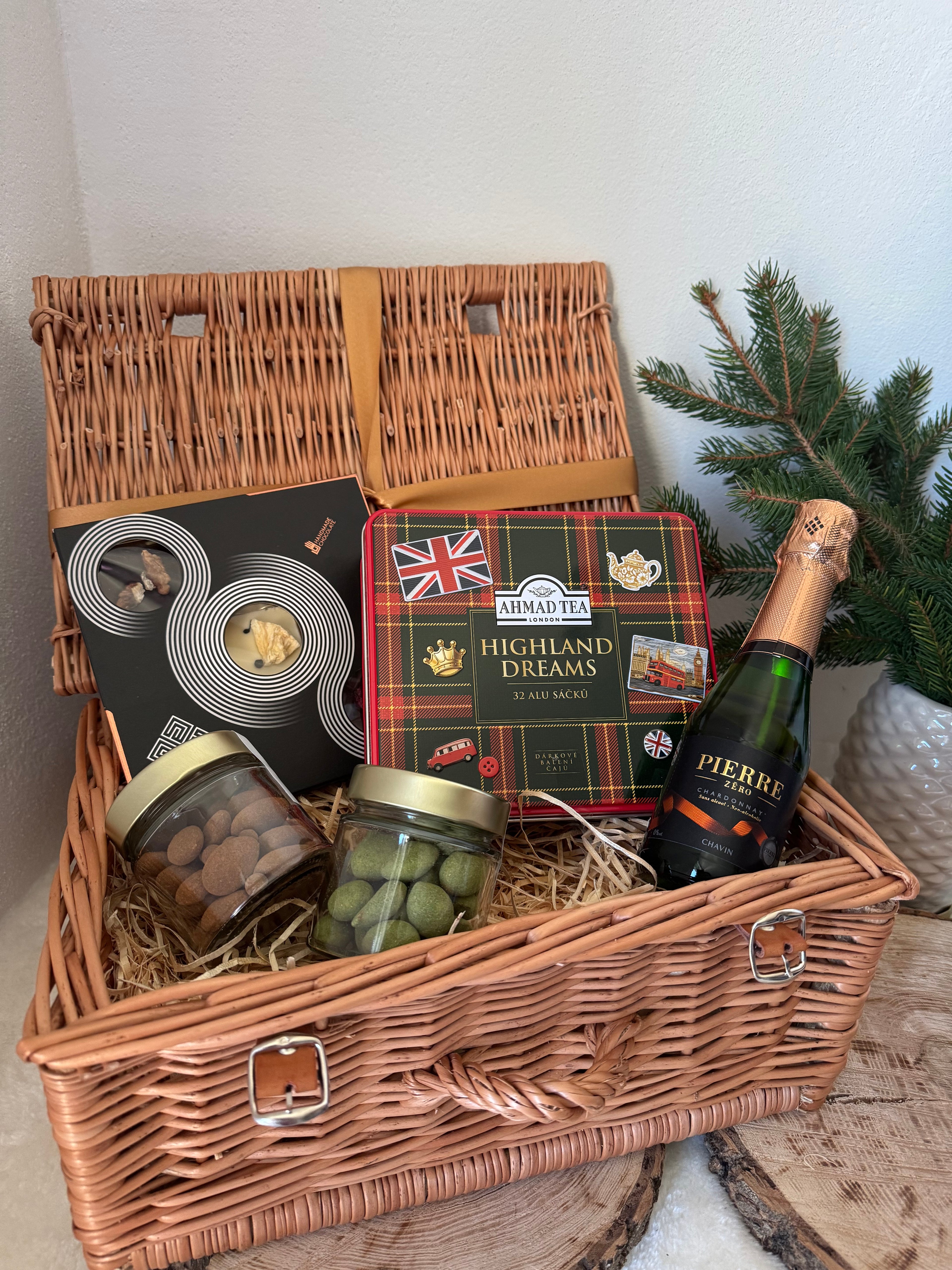 Gift basket M - Tea and chocolate